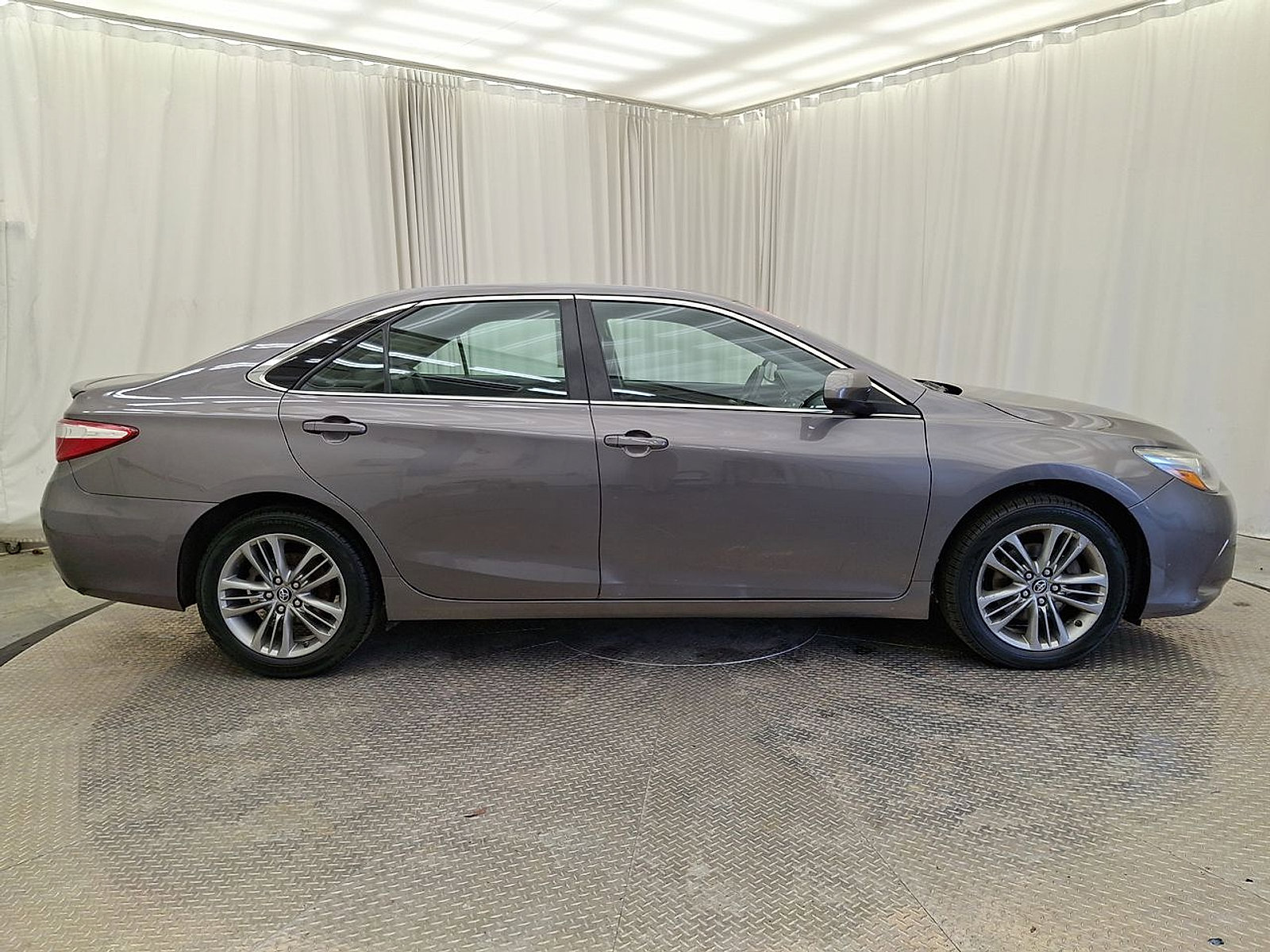 Used 2017 Toyota Camry SE w/ Moonroof Package image 25