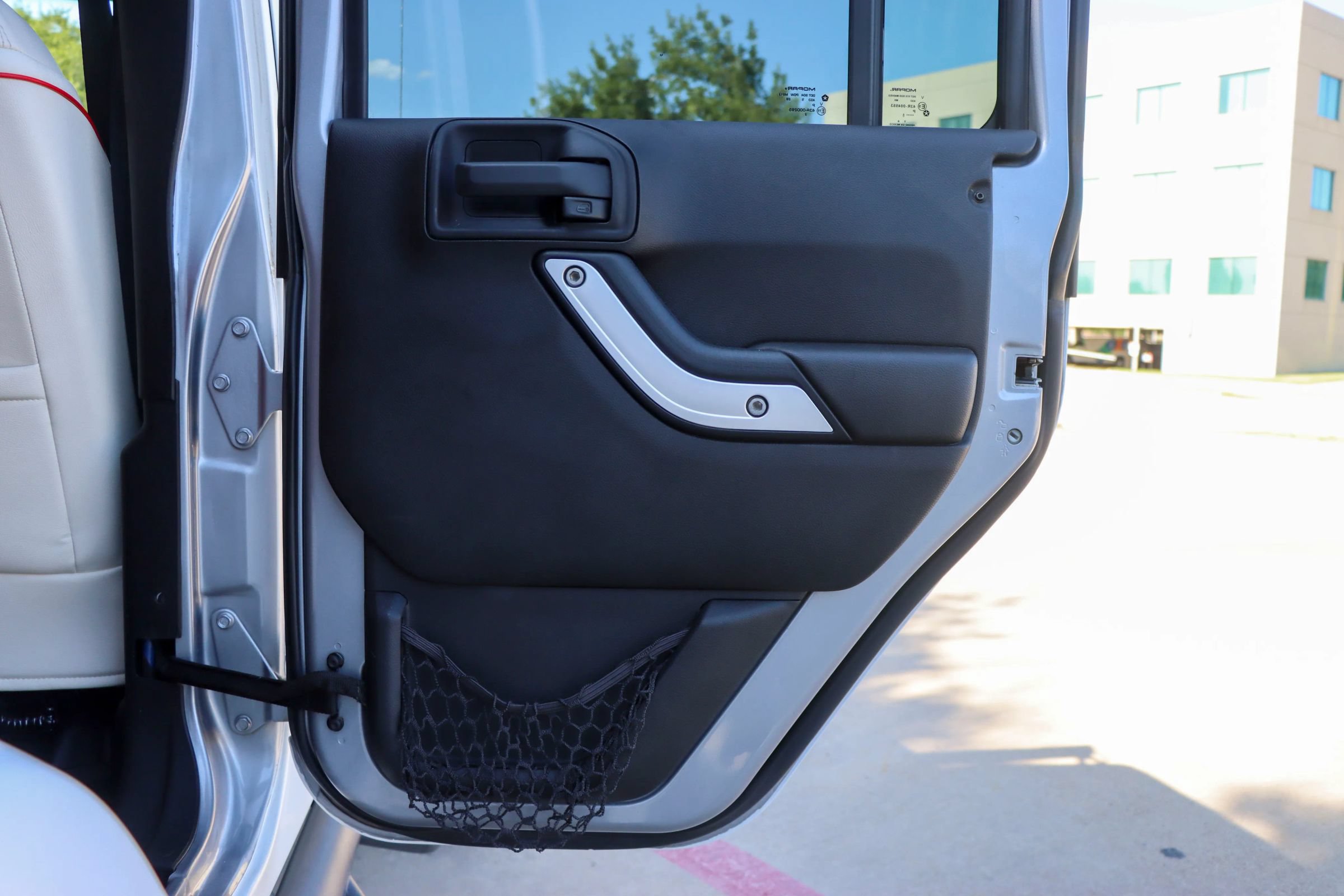 Used 2015 Jeep Wrangler Unlimited Sahara w/ Connectivity Group AWD/4WD image 10