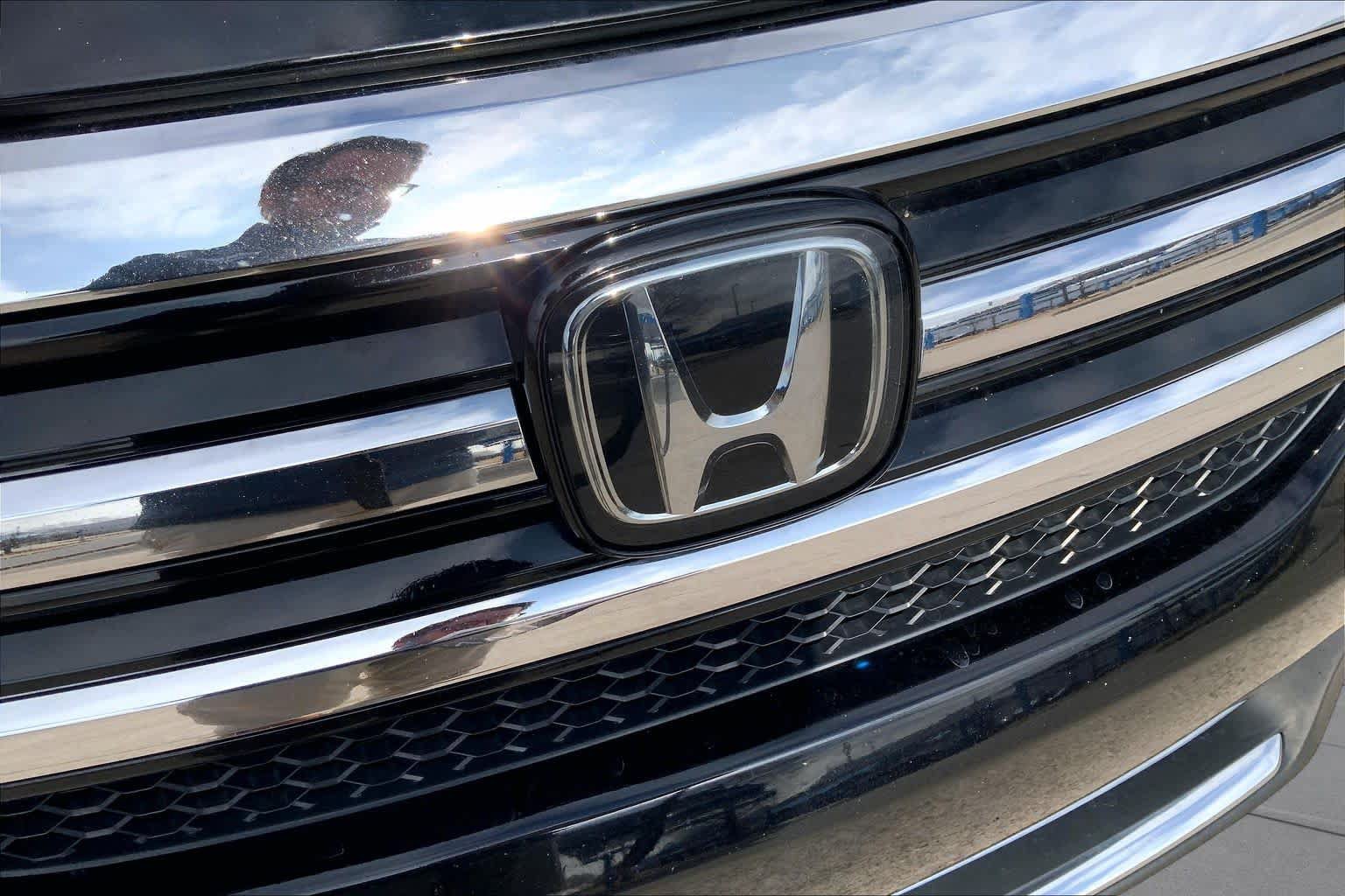 Certified 2017 Honda Pilot Elite image 30