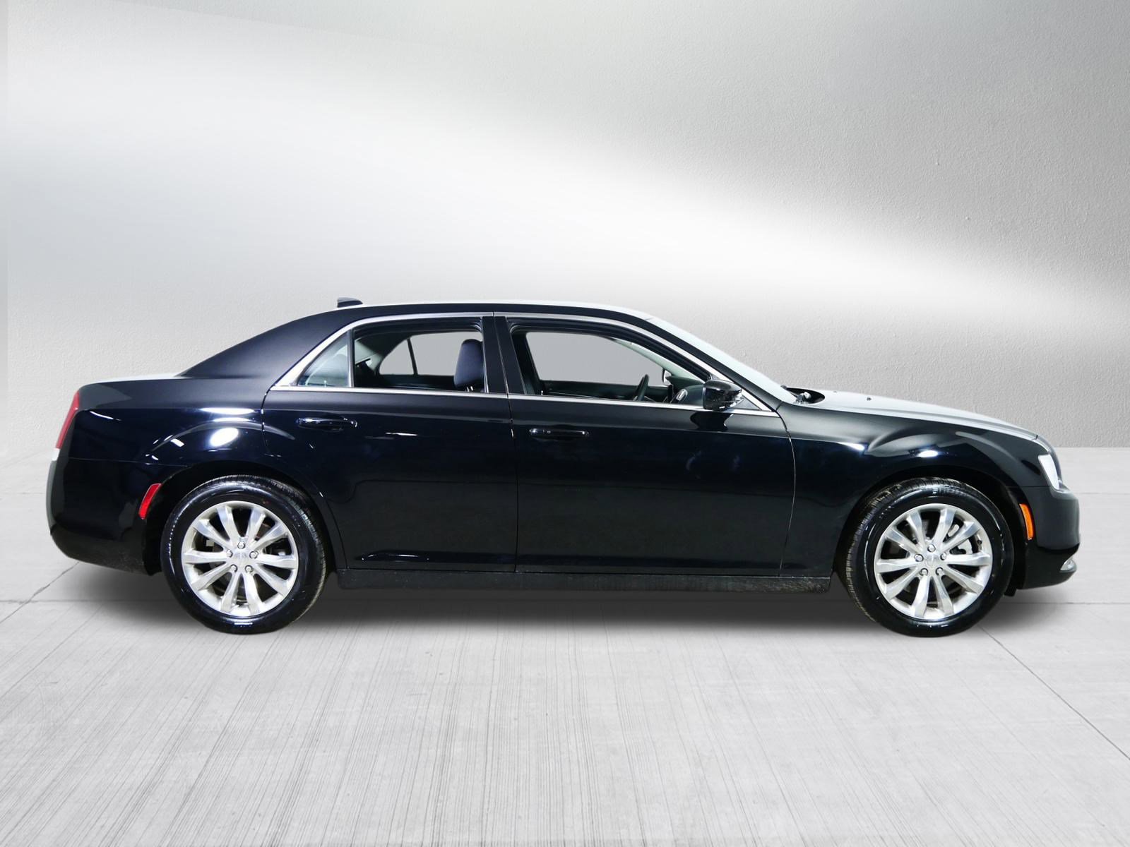 Used 2022 Chrysler 300 Touring image 8