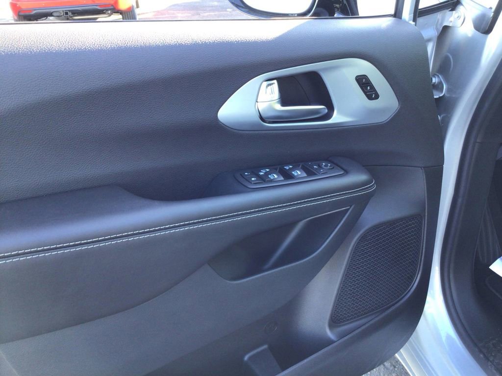 New 2026 Chrysler Pacifica Limited w/ S Appearance Package image 11