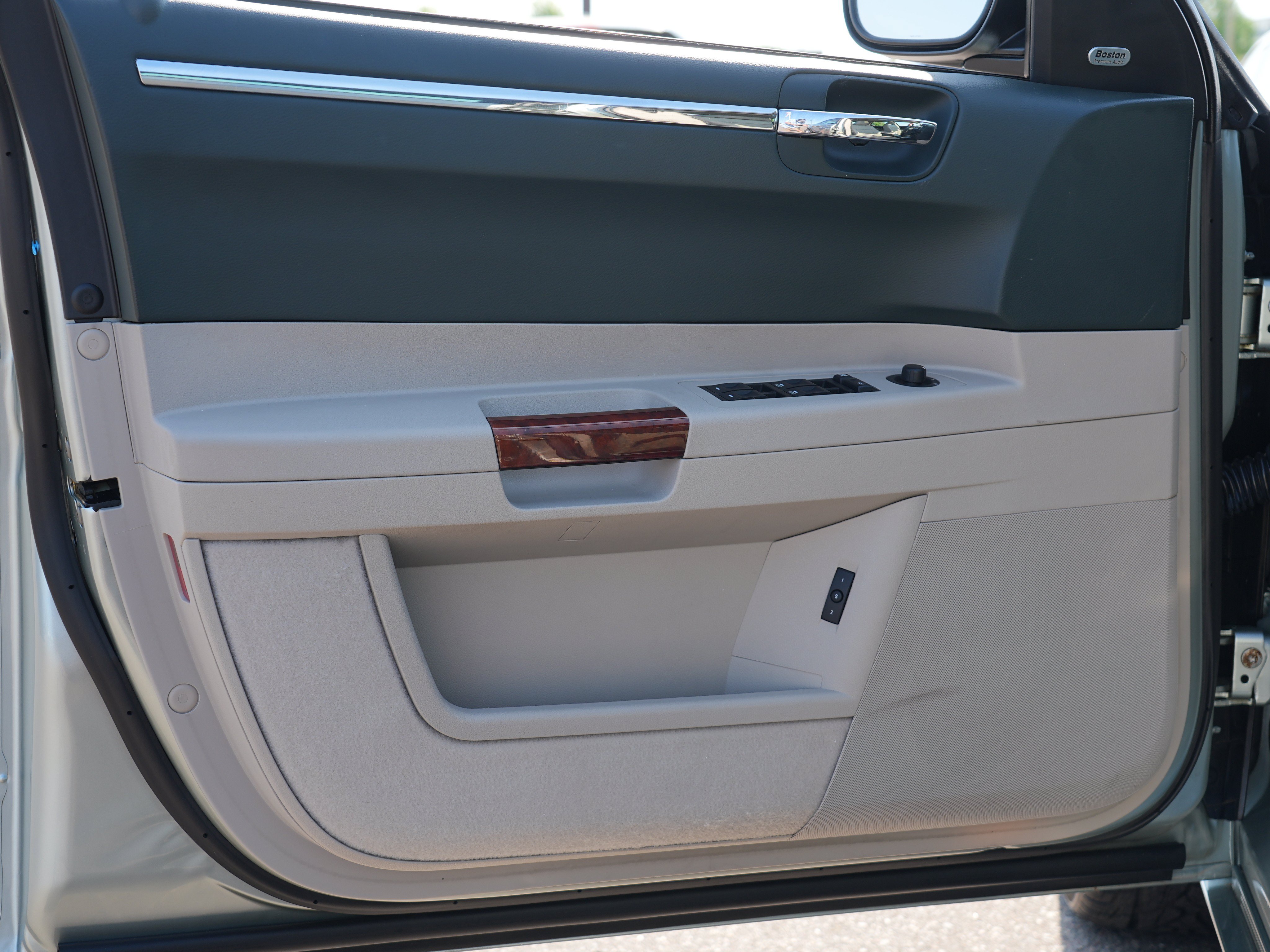 Used 2006 Chrysler 300 C w/ Navigation & Sound Group II AWD/4WD image 14