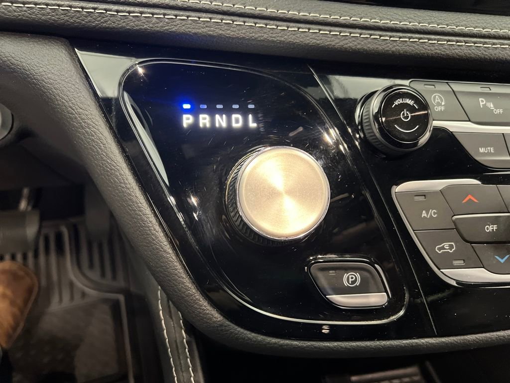 Used 2025 Chrysler Pacifica Limited image 53