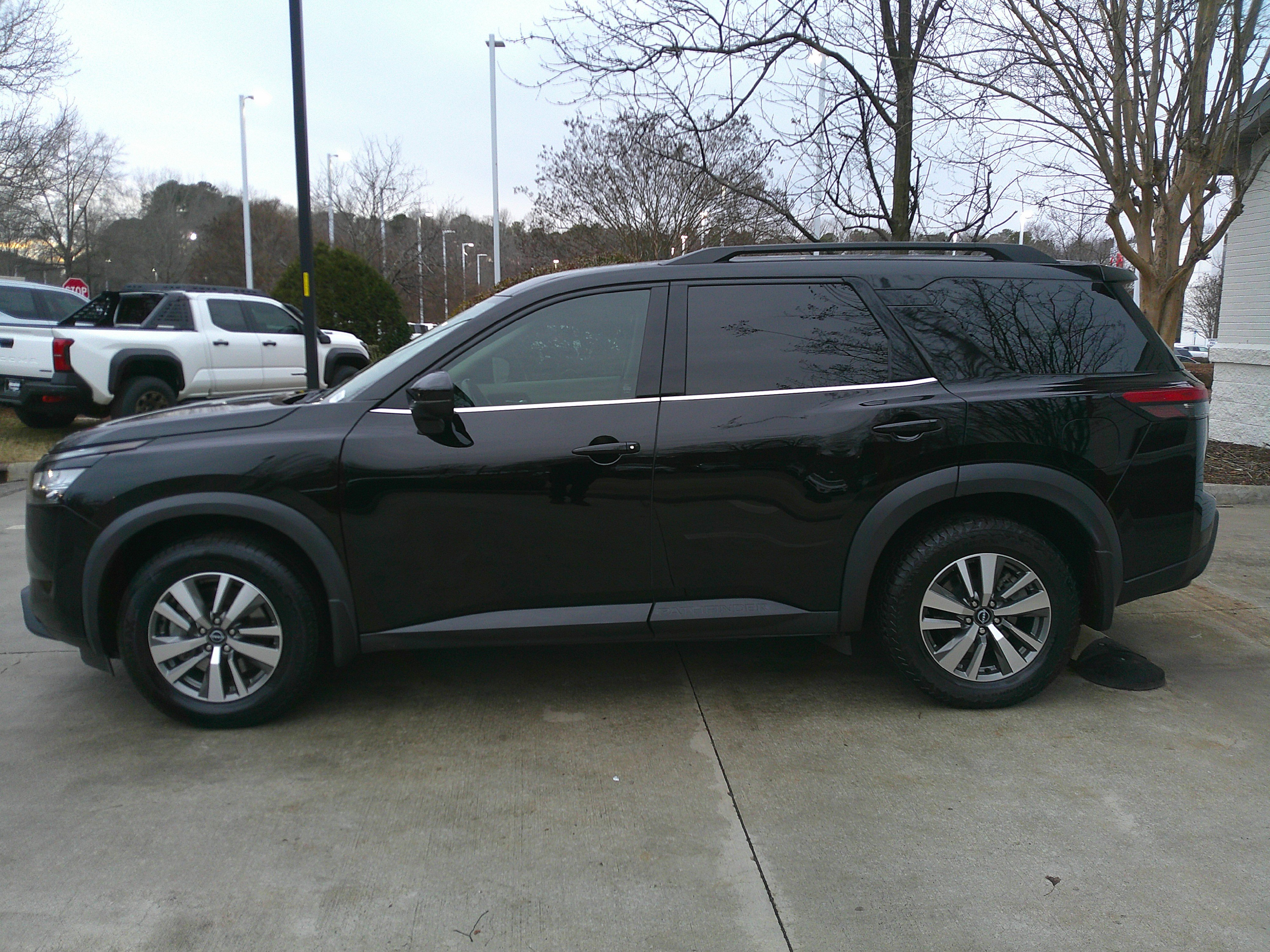 Used 2022 Nissan Pathfinder SL w/ SL Black Package image 8