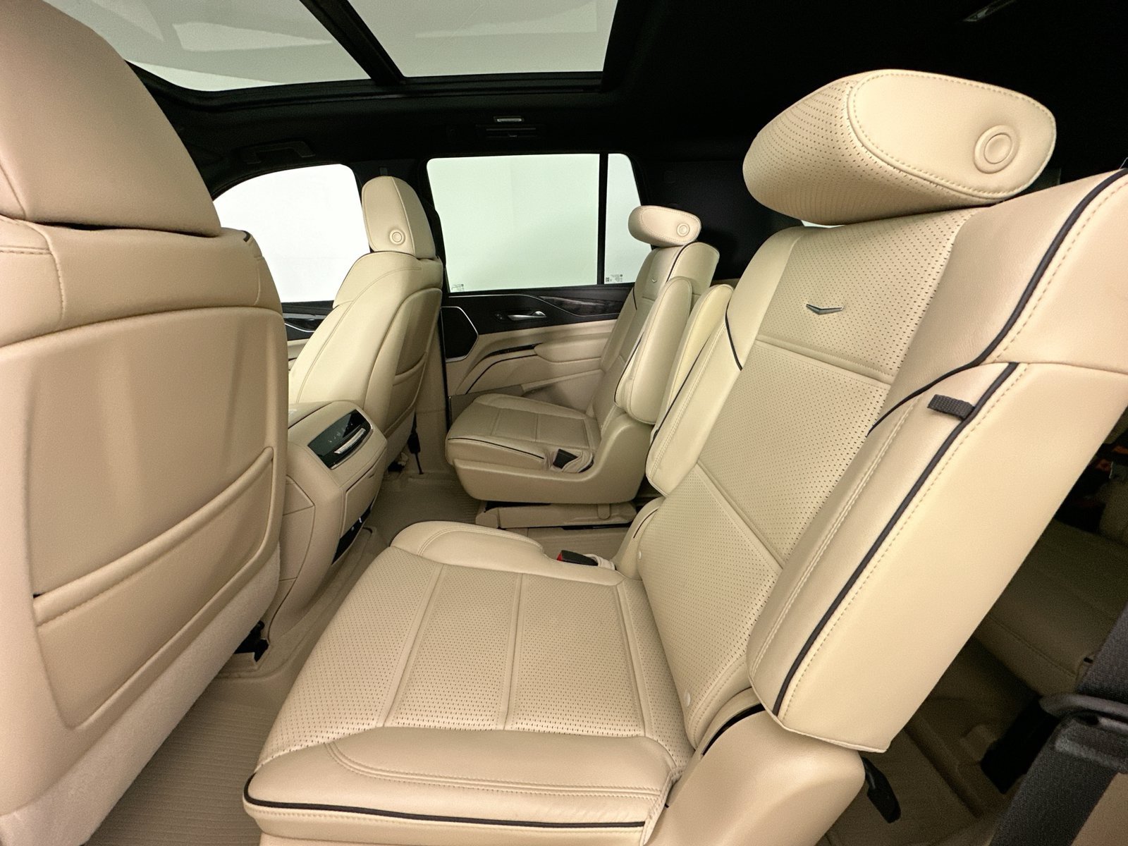 Used 2023 Cadillac Escalade Premium Luxury RWD image 38