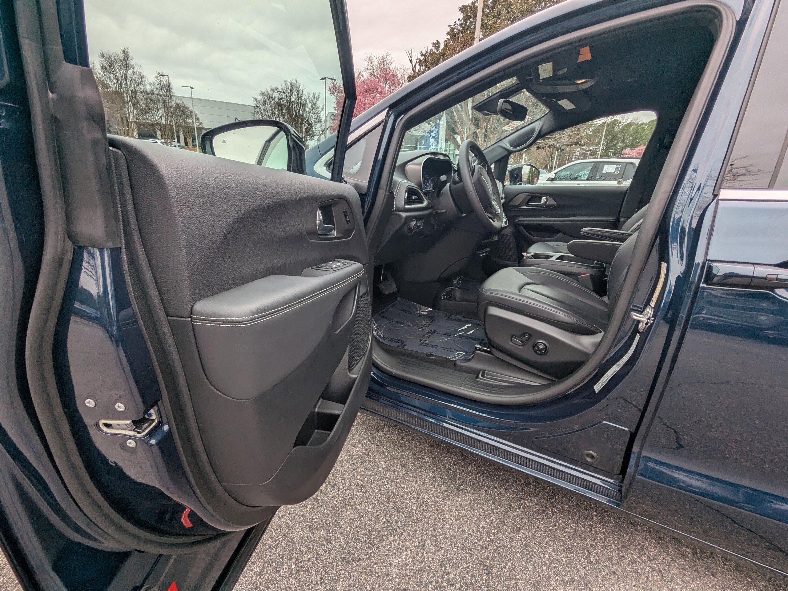 Used 2025 Chrysler Pacifica Select image 8