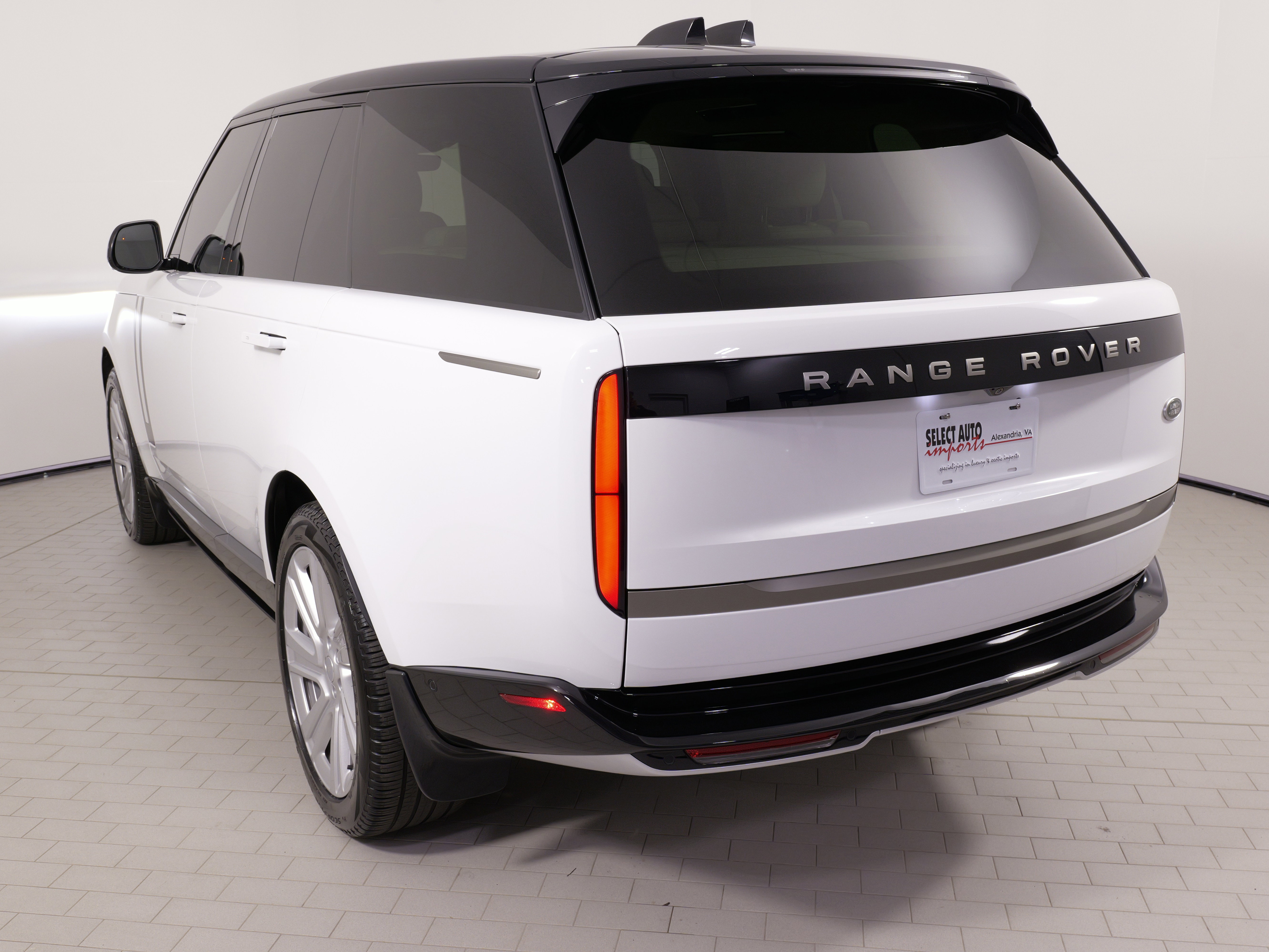 Used 2023 Land Rover Range Rover SE image 13