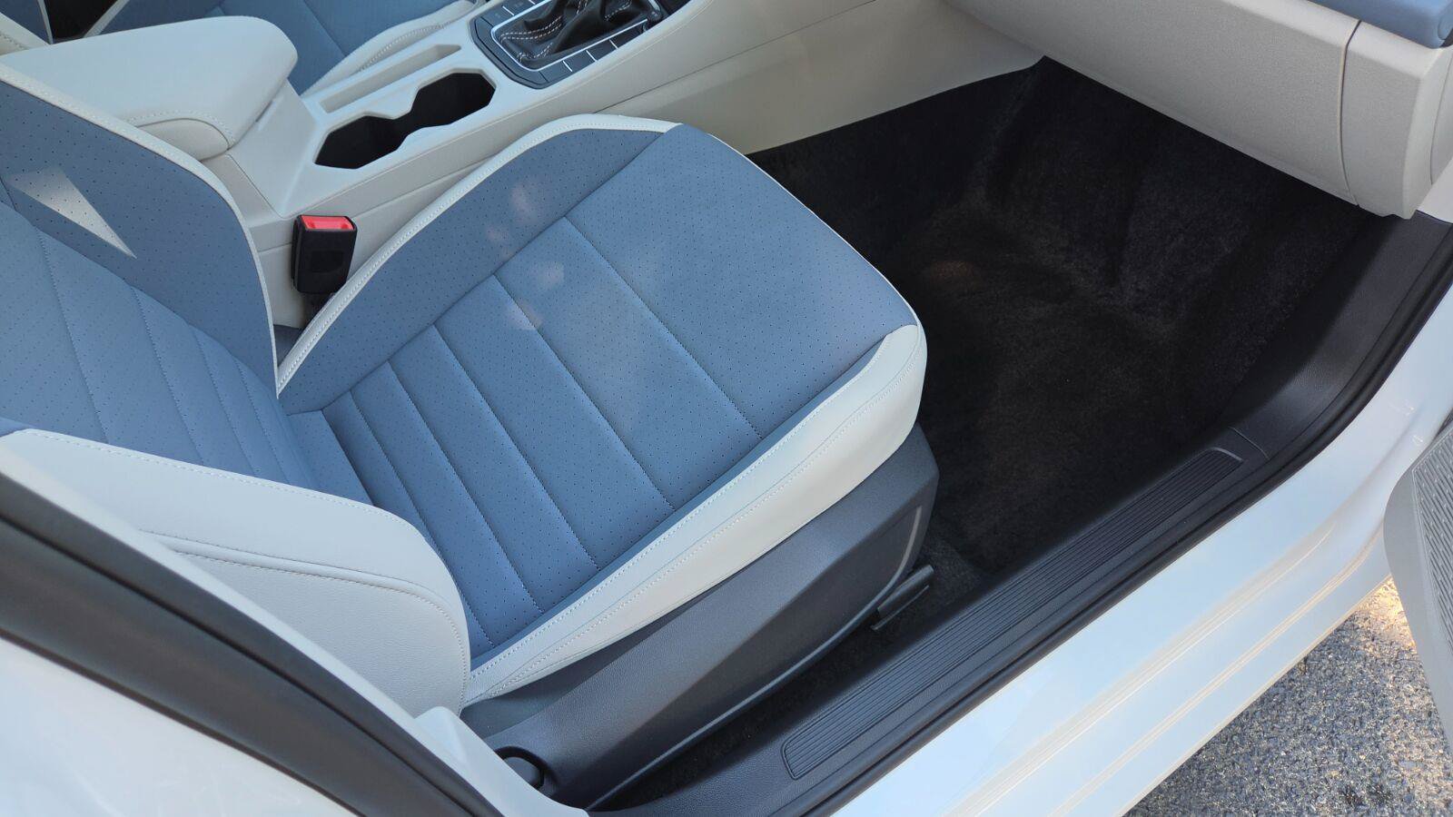 Certified 2025 Volkswagen Jetta SE w/ Sunroof Package FWD image 56