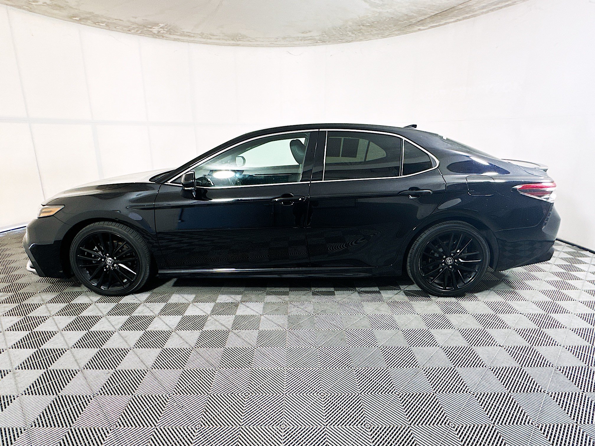 Used 2022 Toyota Camry XSE FWD image 6