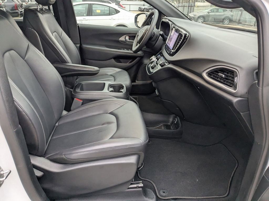 Used 2025 Chrysler Pacifica Select image 30