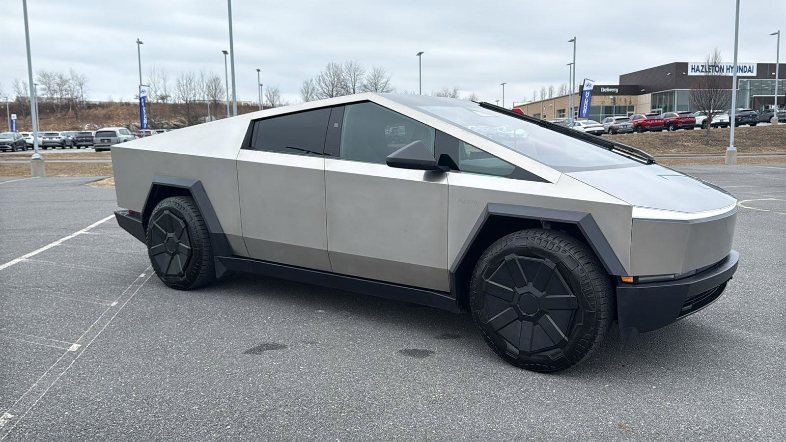 Used 2024 Tesla Cybertruck AWD Crew Cab image 2