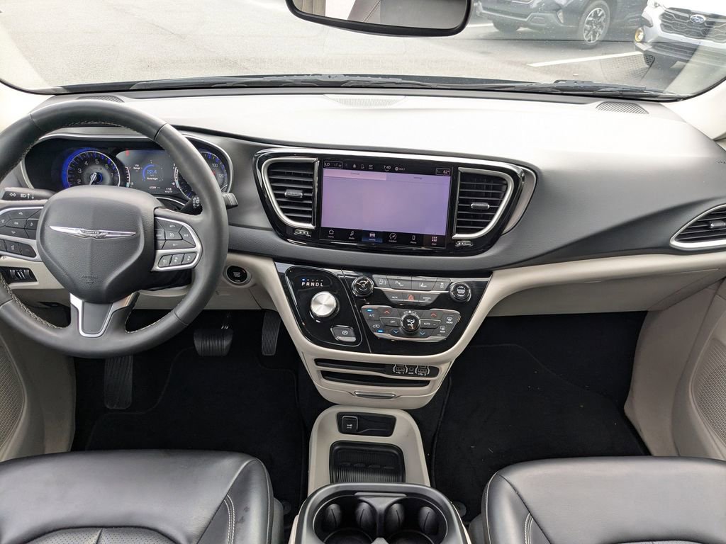 Used 2023 Chrysler Pacifica Touring-L FWD image 15