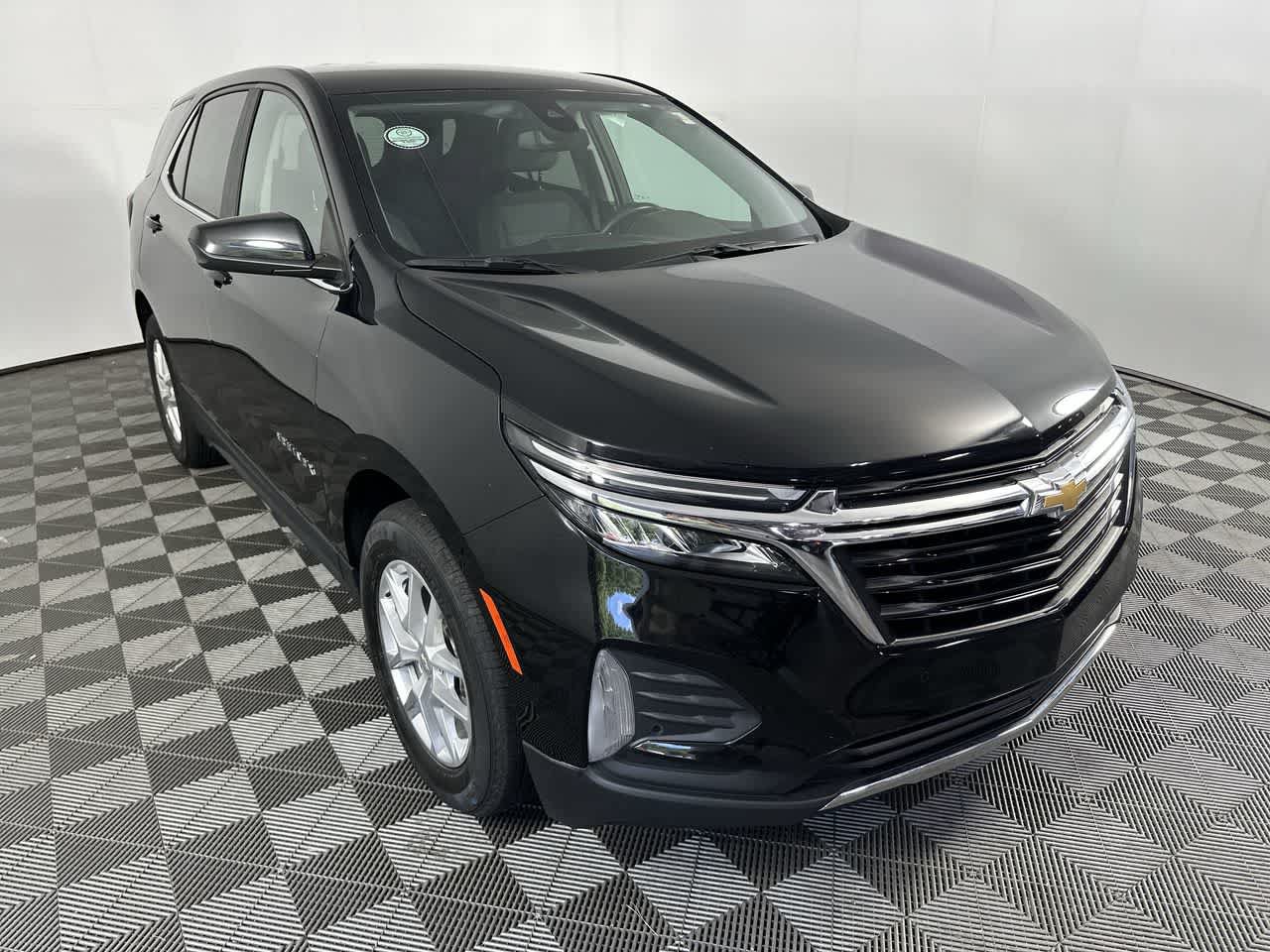 Used 2024 Chevrolet Equinox LT FWD image 2
