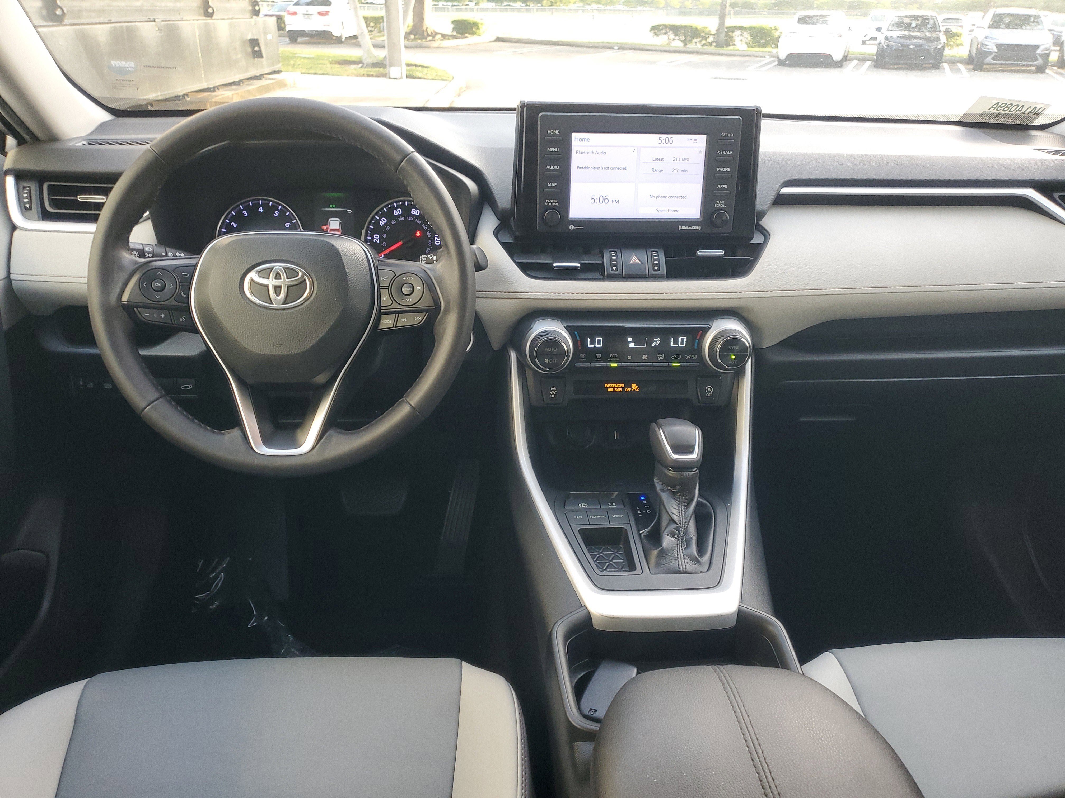 Used 2020 Toyota RAV4 XLE Premium image 11