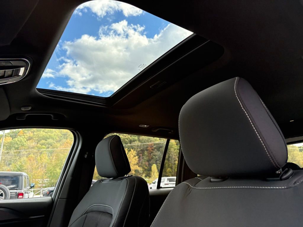 New 2025 Jeep Grand Cherokee Laredo X w/ Luxury Tech Group I image 13