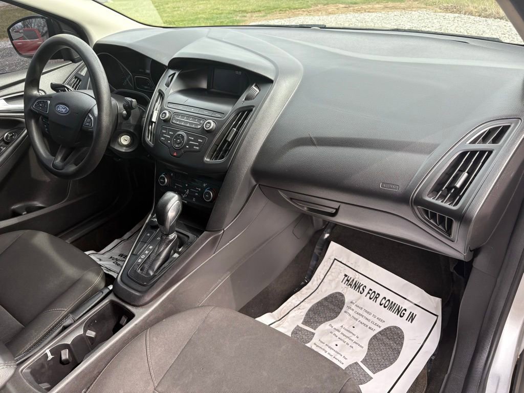 Used 2018 Ford Focus SE w/ SE Appearance Package image 17