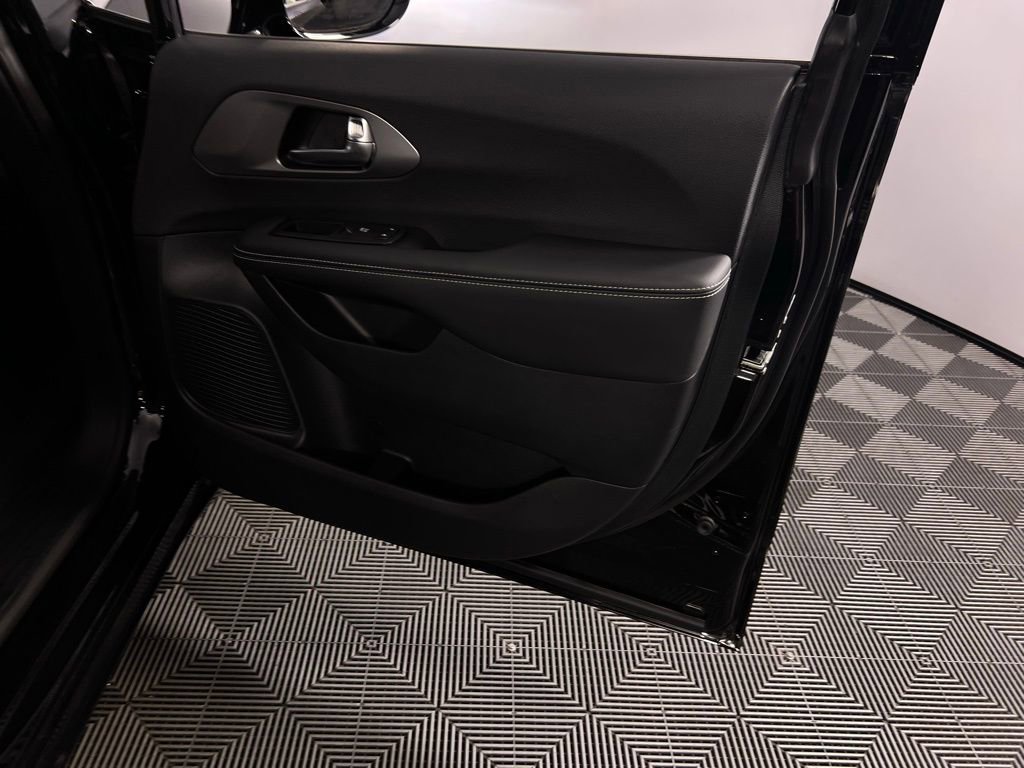 Used 2025 Chrysler Pacifica Select image 35