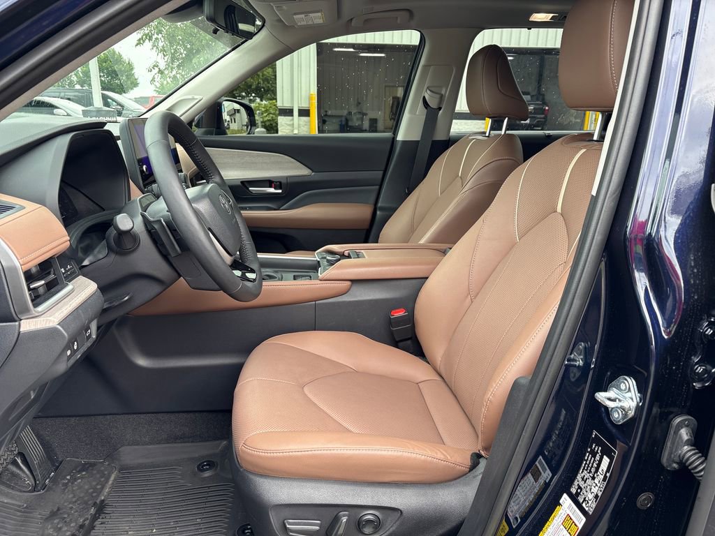 Used 2026 Toyota Grand Highlander AWD image 11