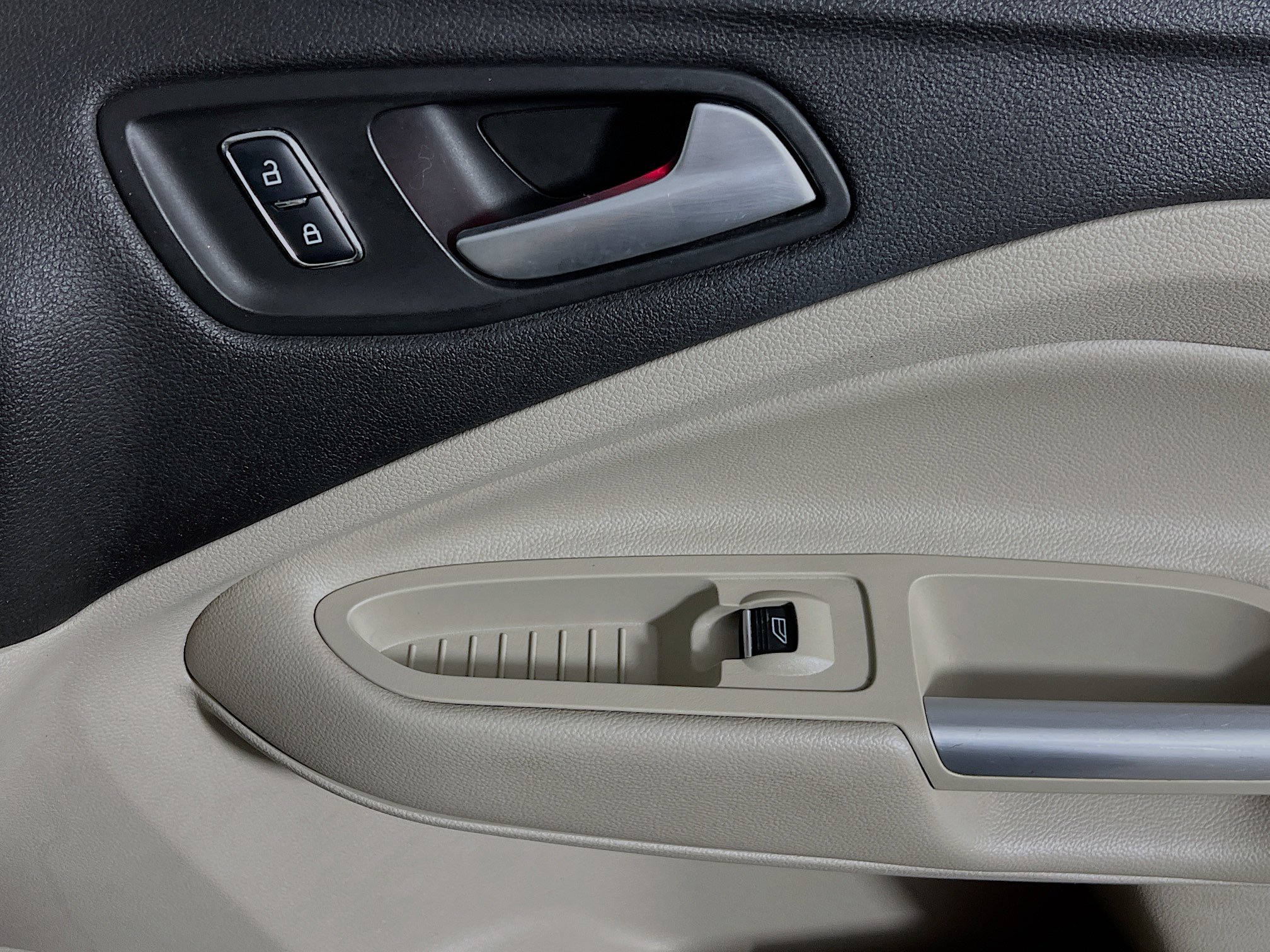 Used 2015 Ford Escape Titanium image 32