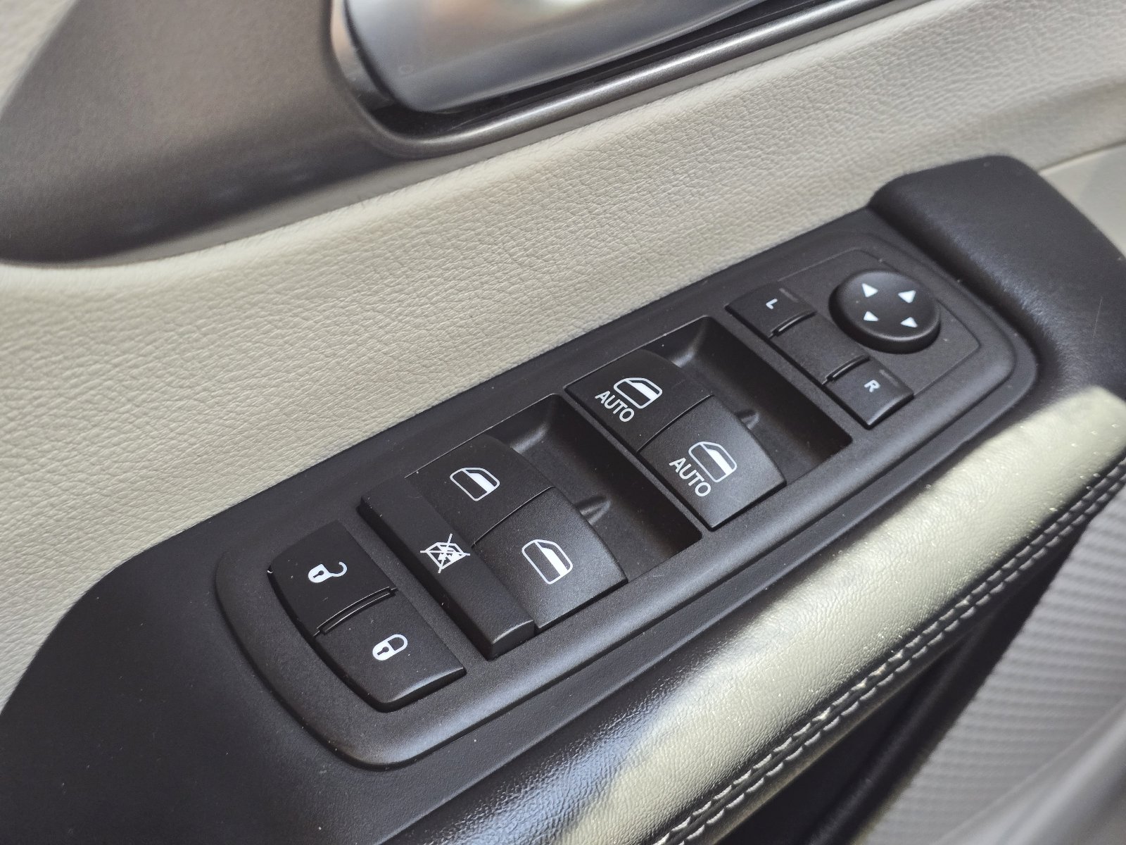 Used 2024 Chrysler Pacifica Touring-L FWD image 23