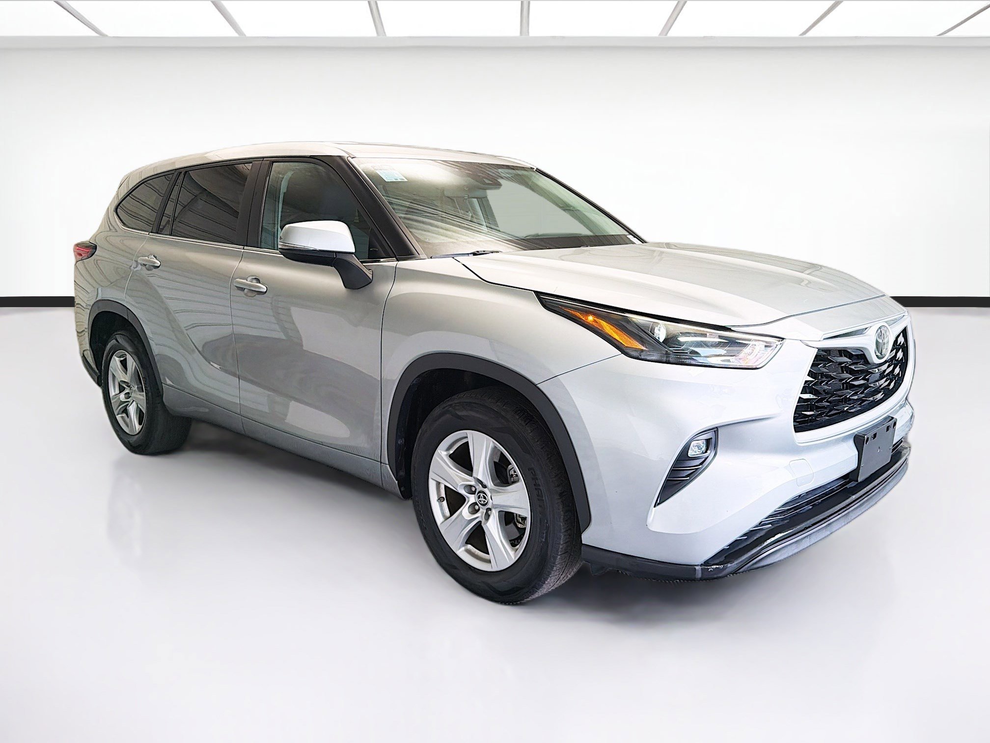 Used 2023 Toyota Highlander LE FWD image 3