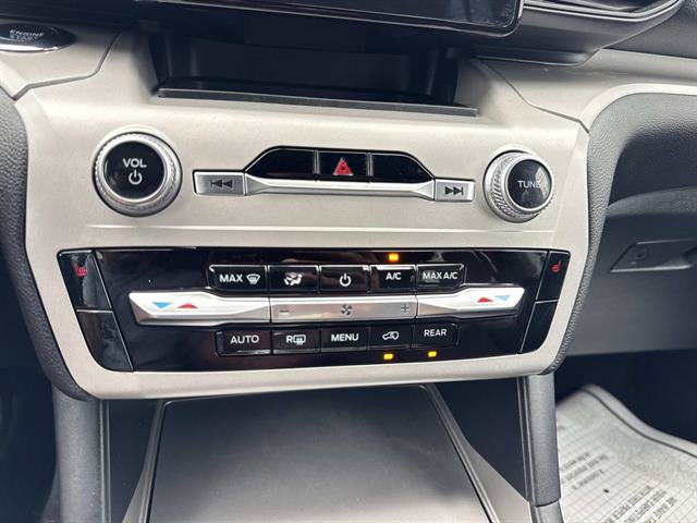 Used 2023 Ford Explorer XLT AWD/4WD image 17