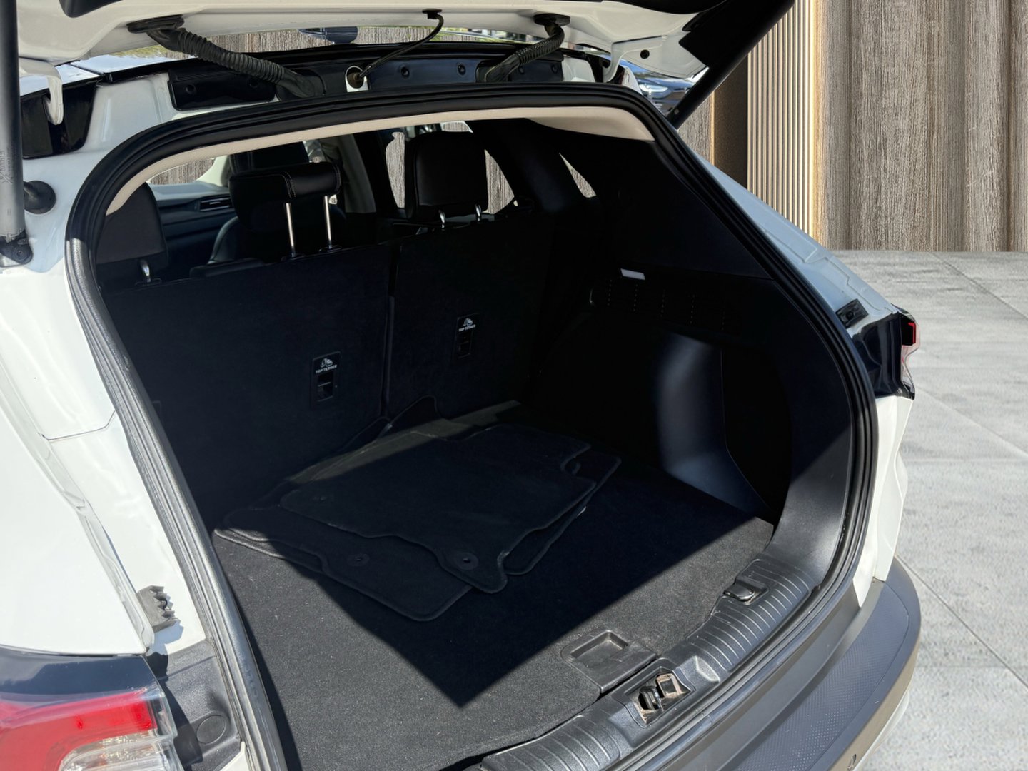 Used 2020 Ford Escape Titanium image 19