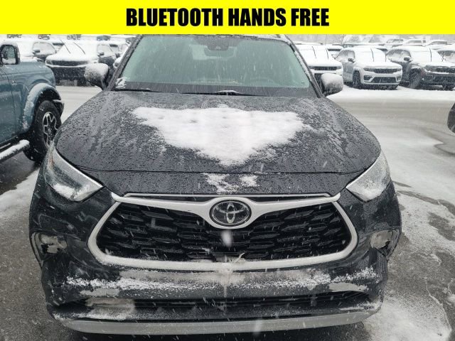 Used 2021 Toyota Highlander XLE image 2