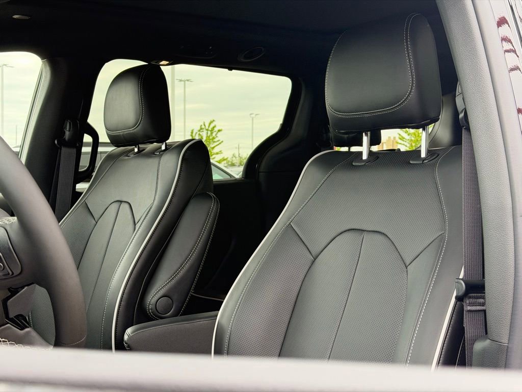 New 2027 Chrysler Pacifica Limited FWD image 12