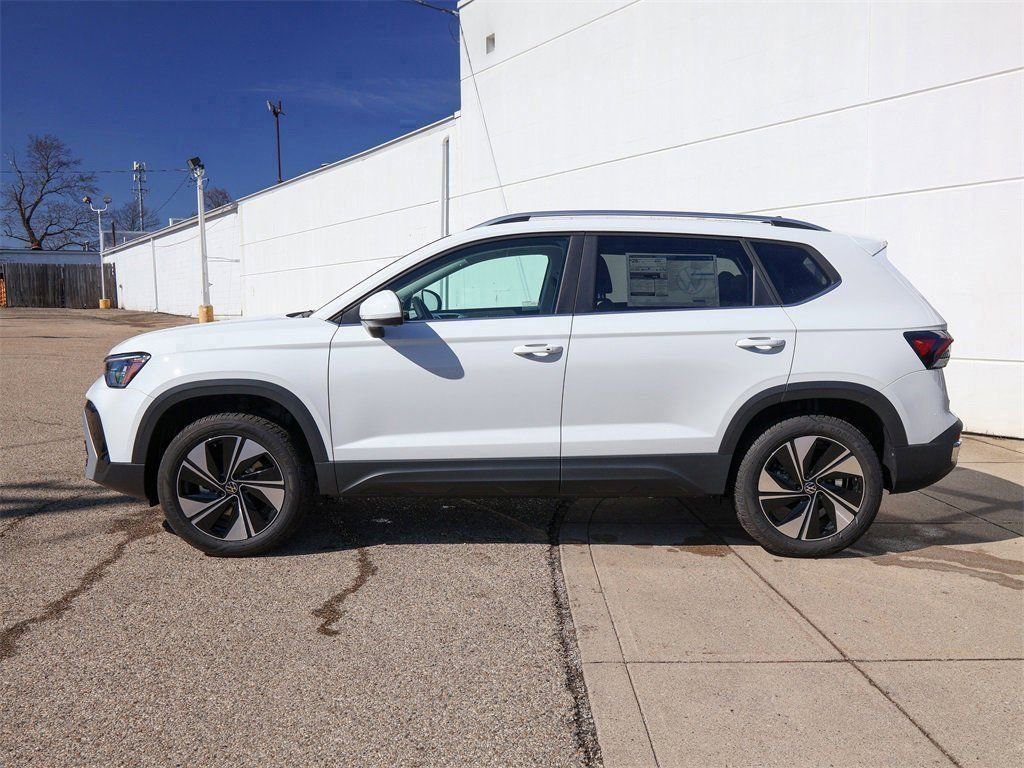 New 2026 Volkswagen Taos SE image 2