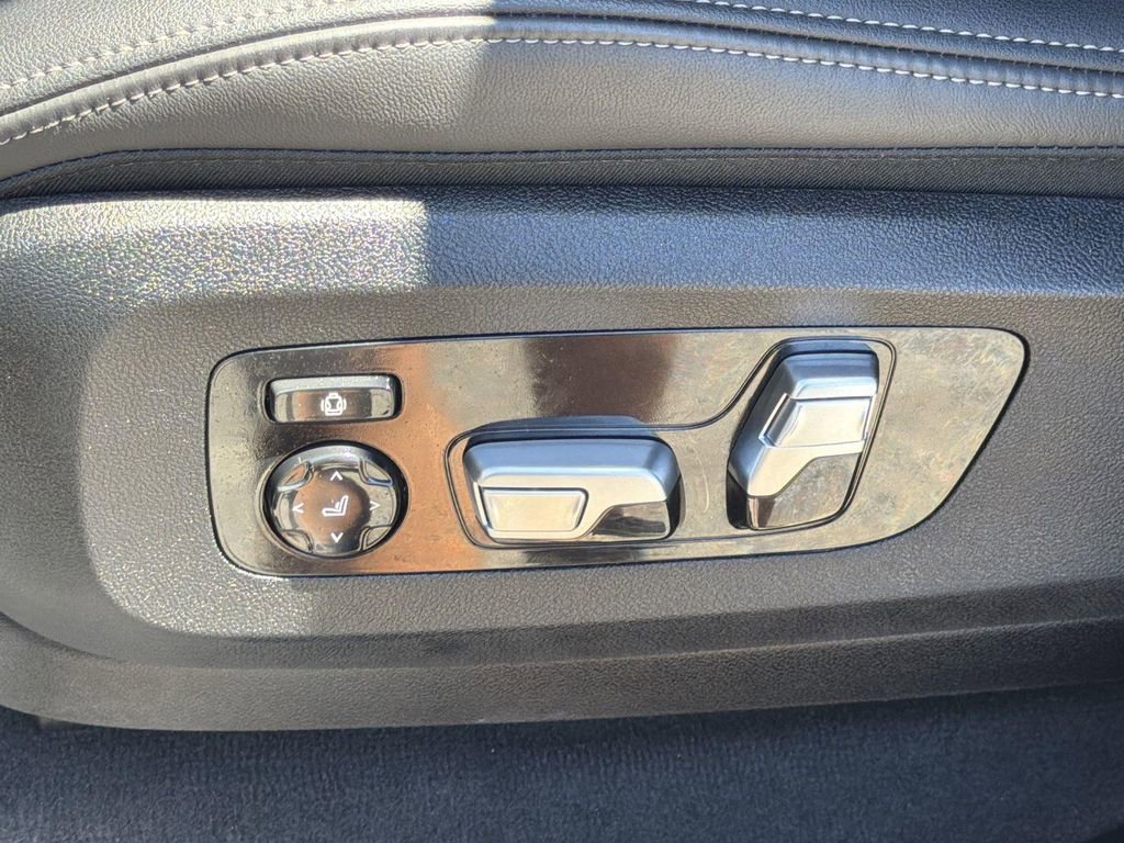 Used 2025 BMW X7 xDrive40i w/ Climate Comfort Package image 23