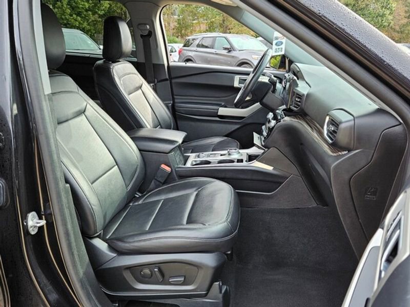 Used 2023 Ford Explorer Limited w/ Equipment Group 301A AWD/4WD image 15