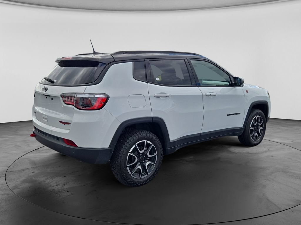 Used 2025 Jeep Compass Trailhawk AWD/4WD image 9