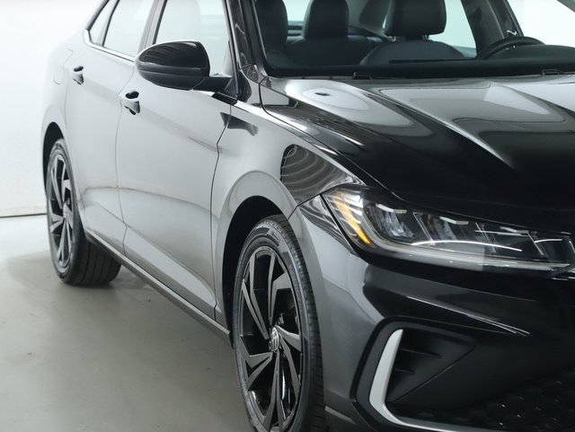 Used 2025 Volkswagen Jetta SE w/ Sunroof Package image 8