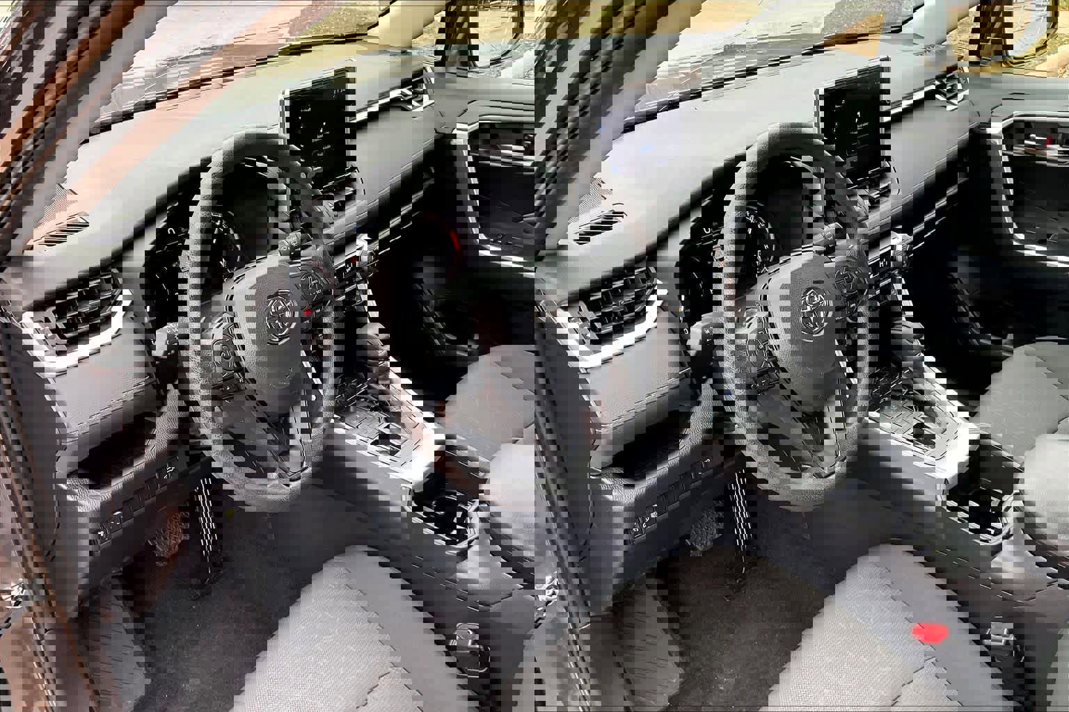 Used 2025 Toyota RAV4 XLE w/ Convenience Package image 15