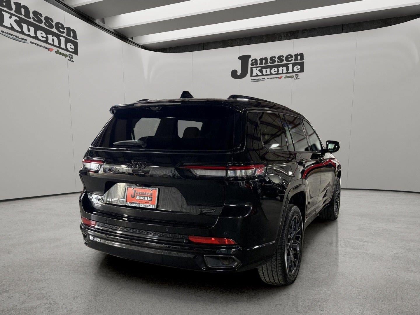 Used 2023 Jeep Grand Cherokee L Summit AWD/4WD image 3