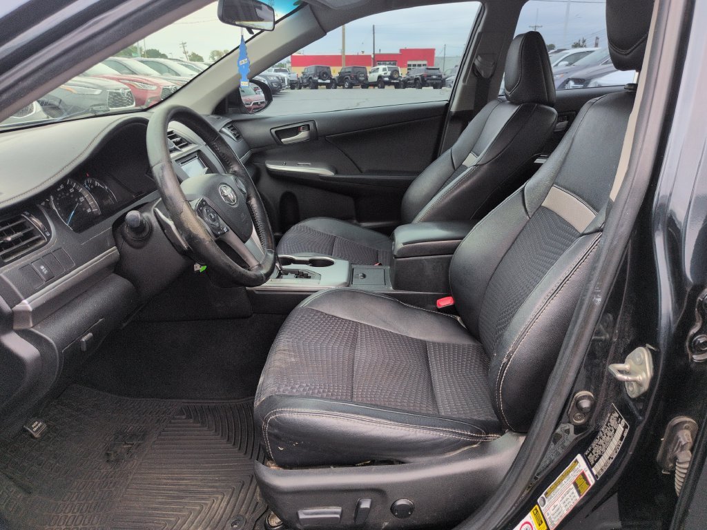 Used 2014 Toyota Camry SE w/ Moonroof Package FWD image 10