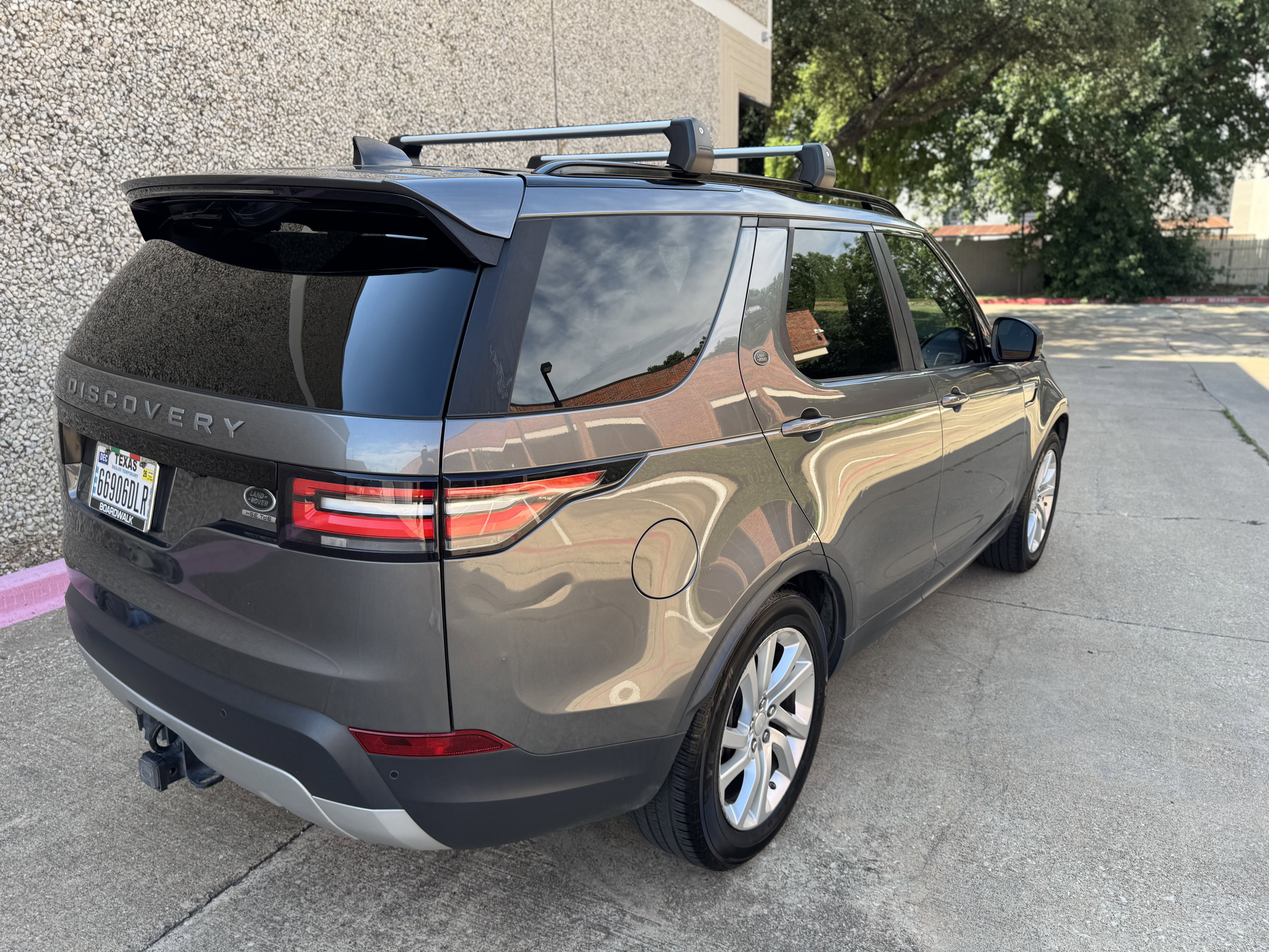 Used 2017 Land Rover Discovery HSE AWD/4WD image 3
