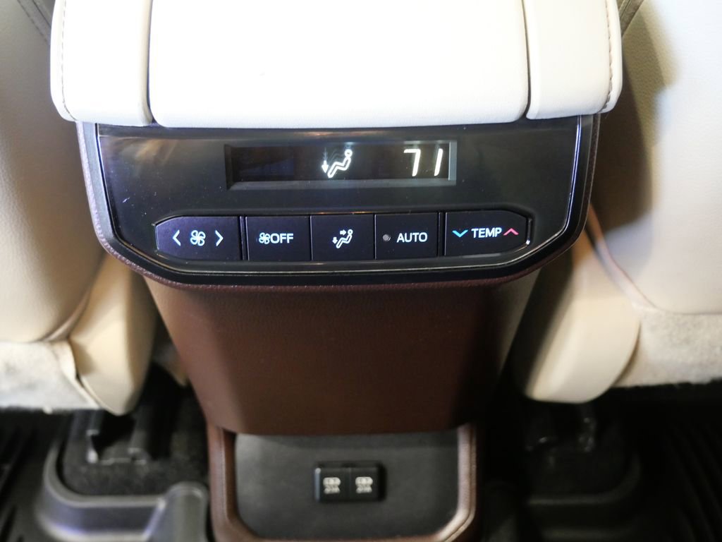 Used 2021 Toyota Highlander XLE AWD/4WD image 36