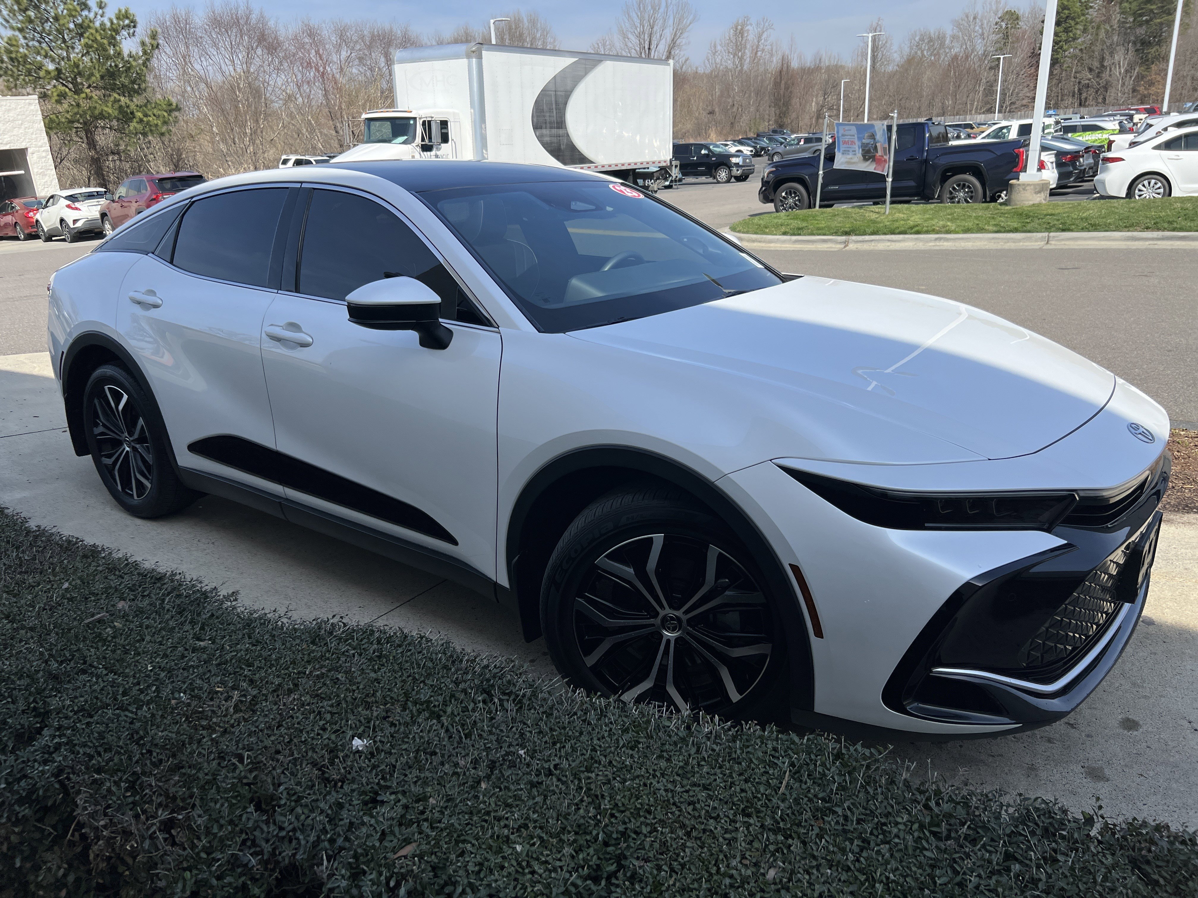 Used 2023 Toyota Crown Limited image 2