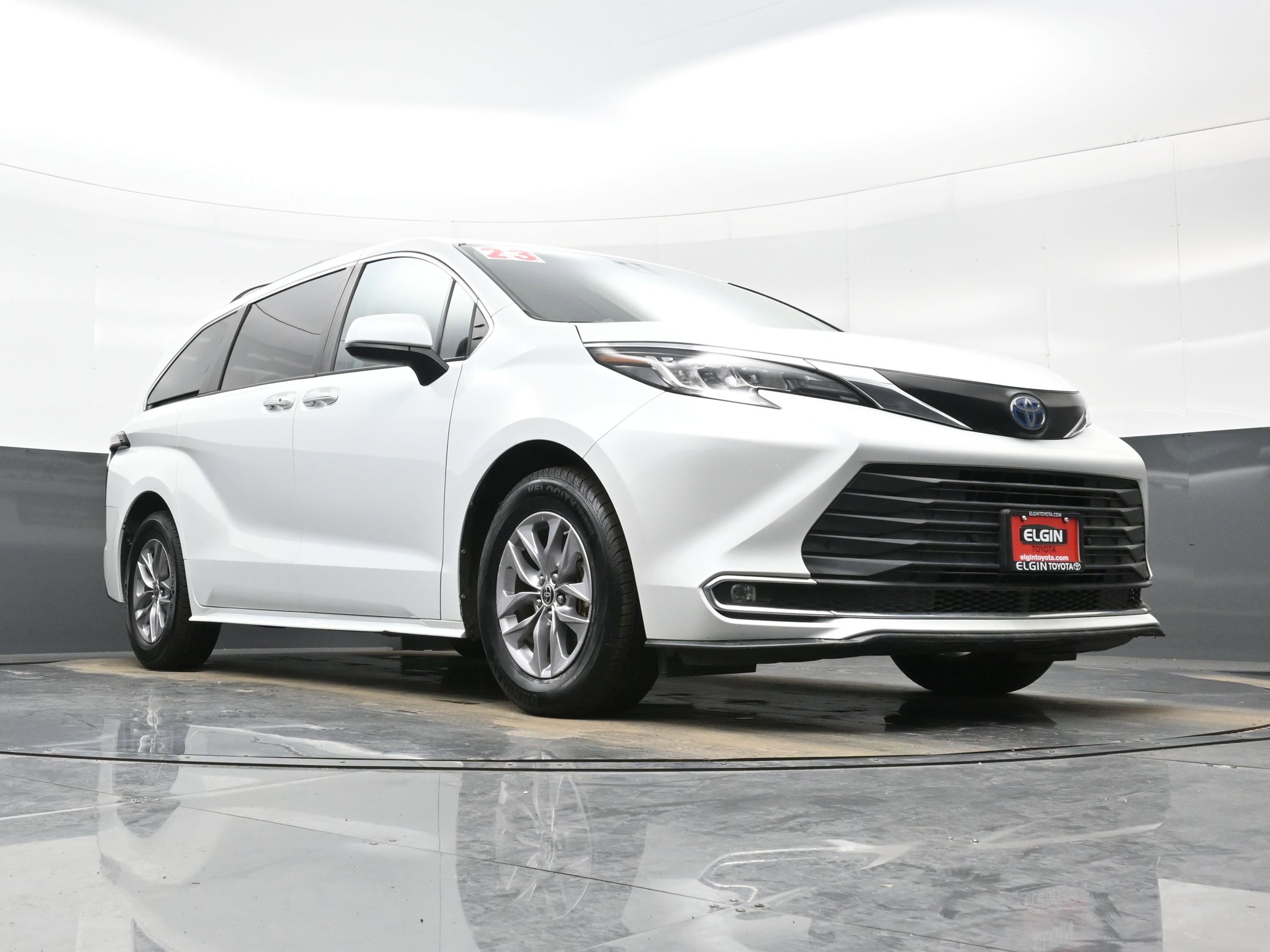 Used 2023 Toyota Sienna XLE image 28