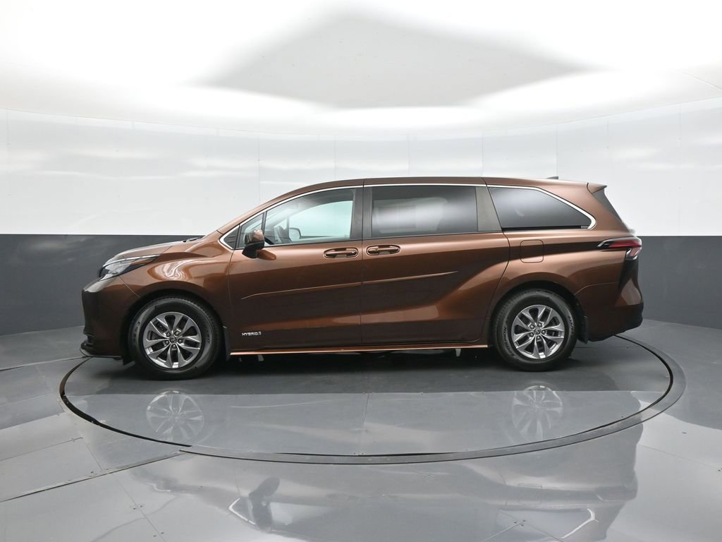 Certified 2021 Toyota Sienna LE FWD image 4