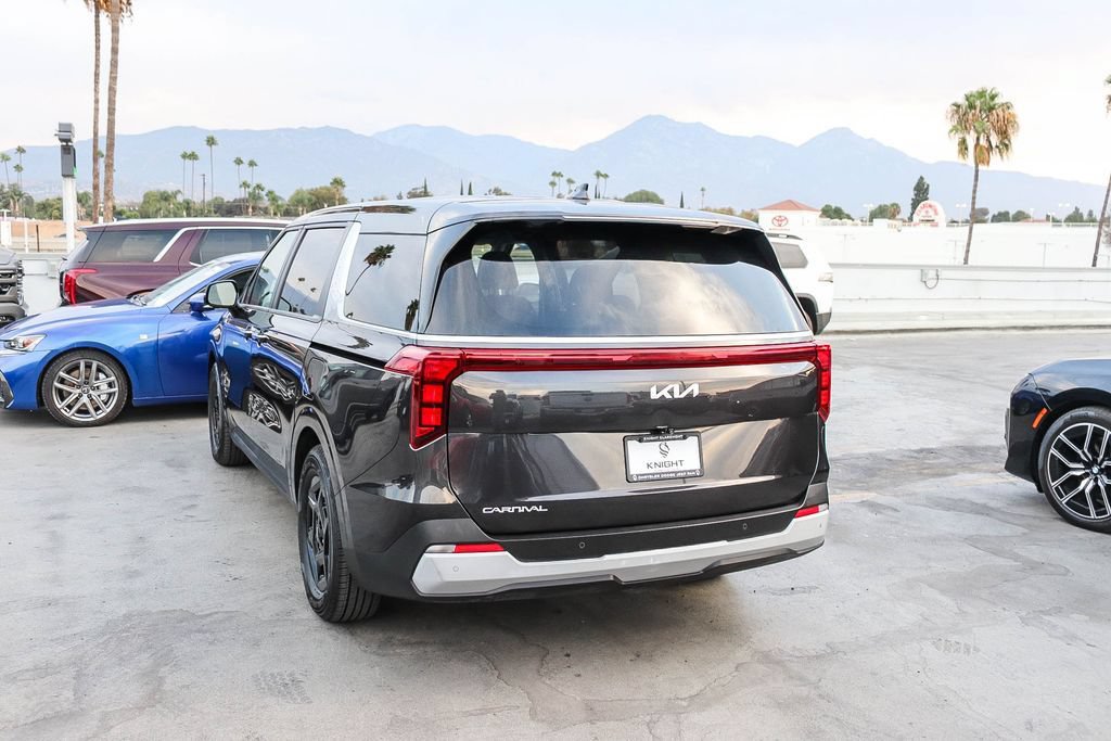Used 2025 Kia Carnival FWD image 7