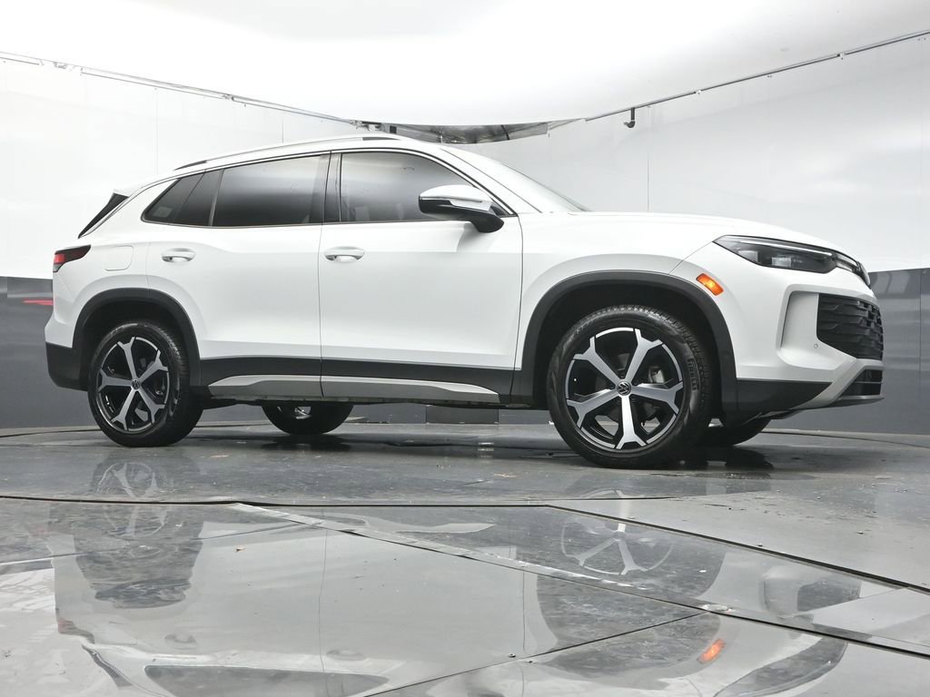 Used 2025 Volkswagen Tiguan SE image 33