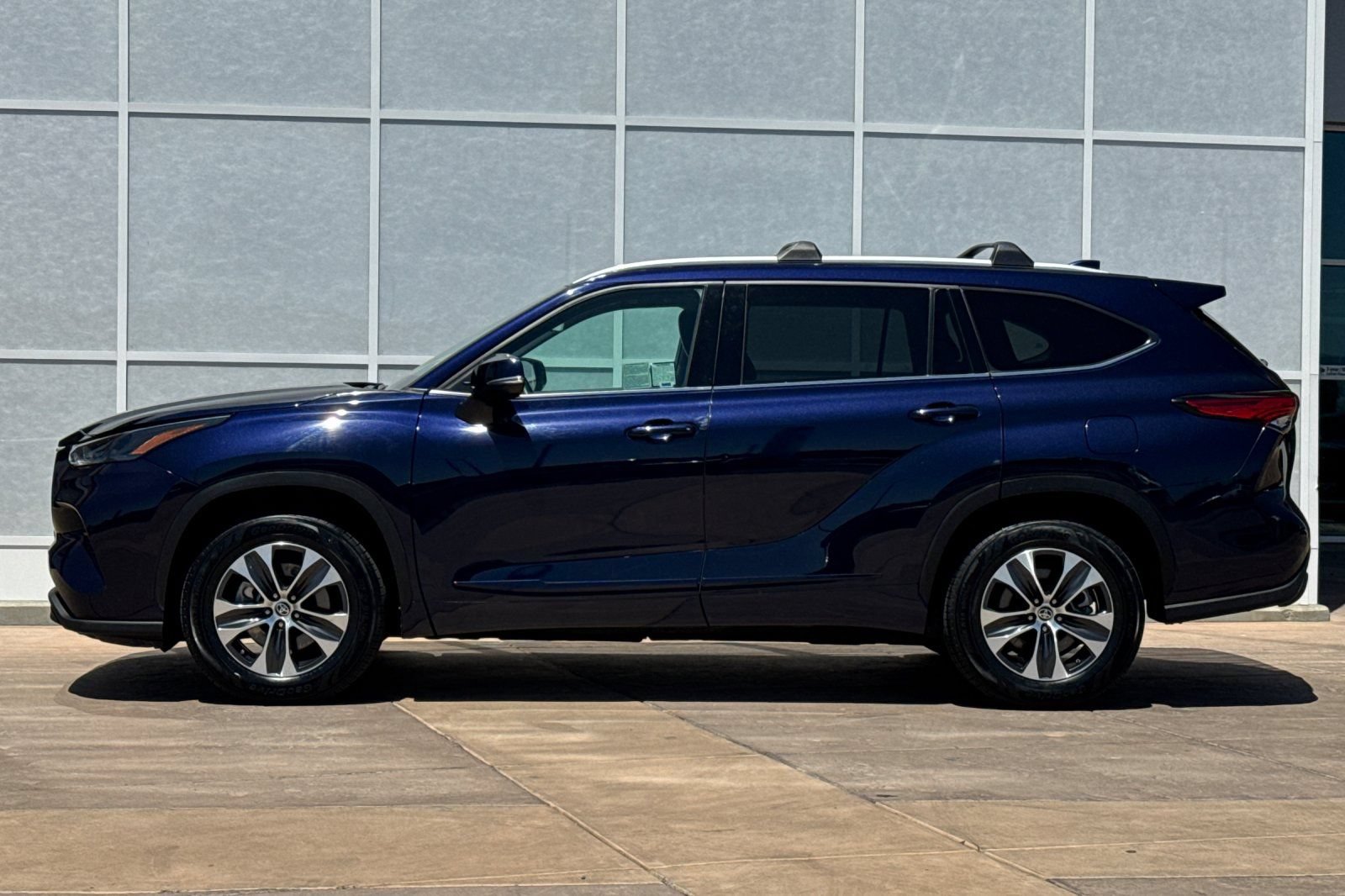 Used 2022 Toyota Highlander XLE FWD image 7