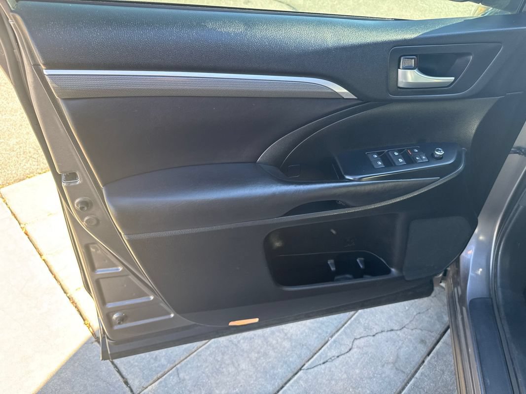 Used 2018 Toyota Highlander SE AWD/4WD image 28