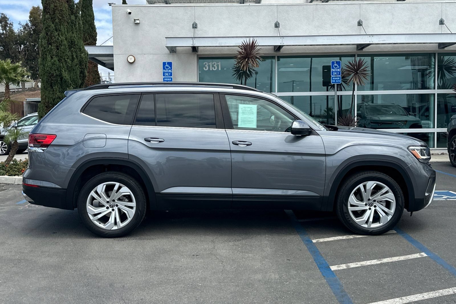 Used 2023 Volkswagen Atlas SE w/ Panoramic Sunroof Package FWD image 3