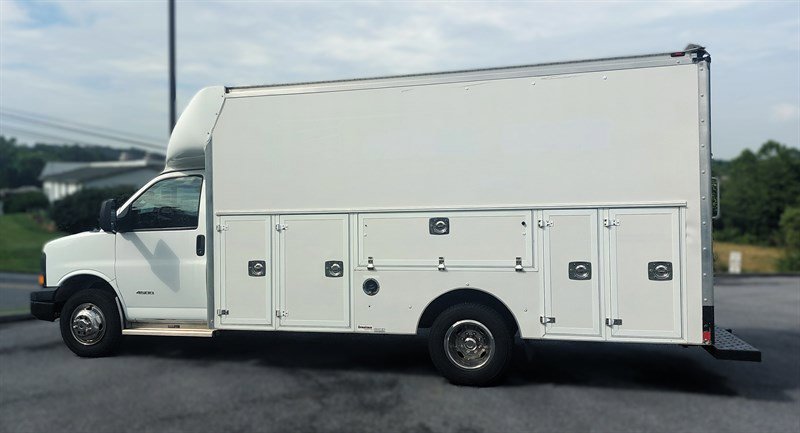 Used 2017 Chevrolet Express 4500 image 8