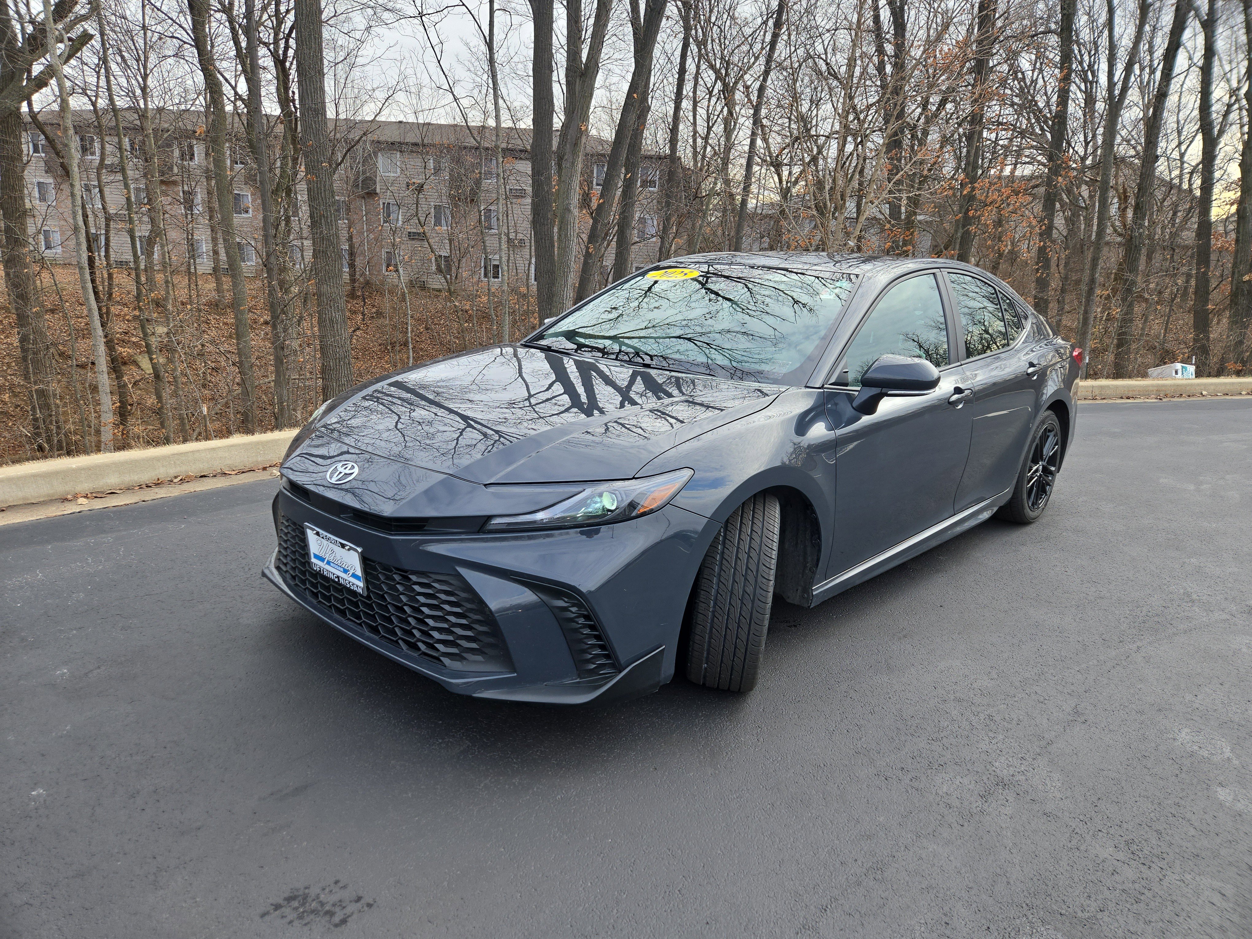 Used 2025 Toyota Camry SE image 4