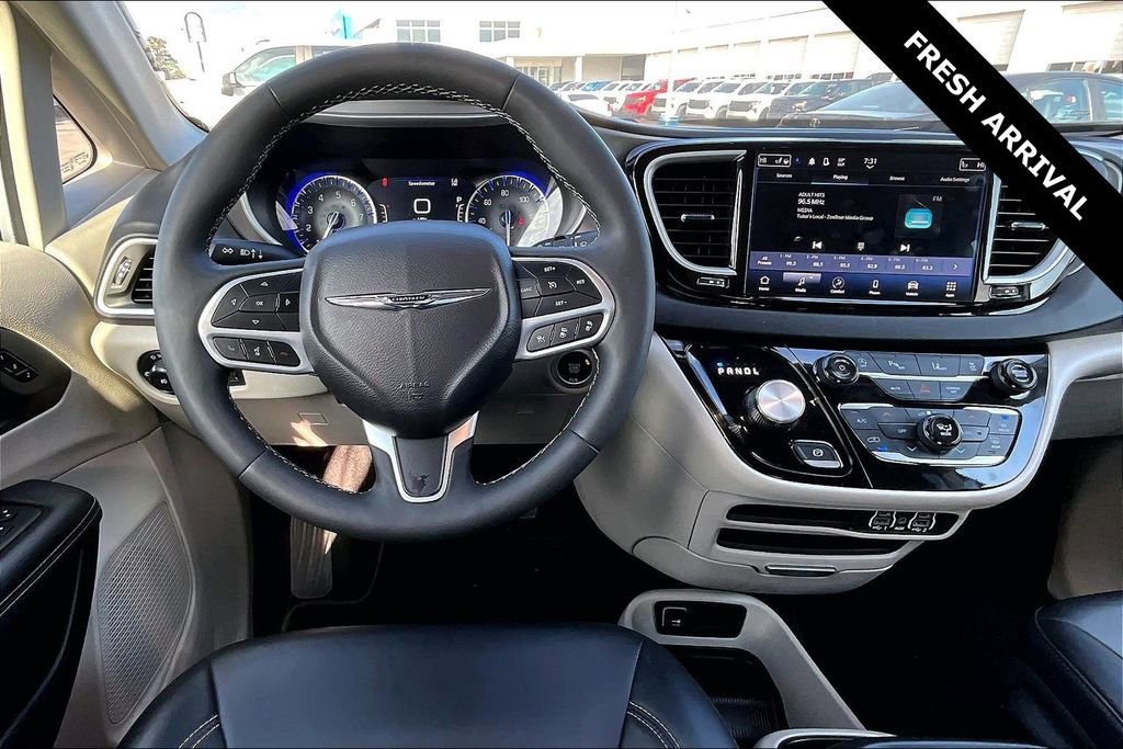 Used 2024 Chrysler Pacifica Touring-L image 8